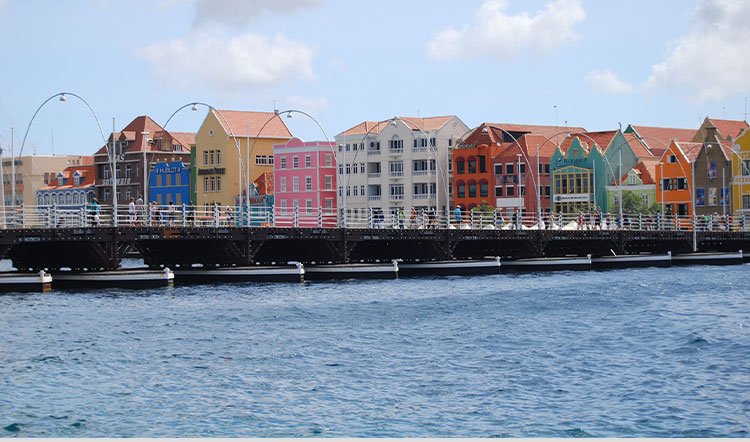 Schwimmende Königin Emma Brücke und Handelskade